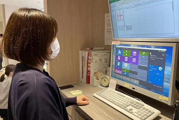 アポイントの確認をしています