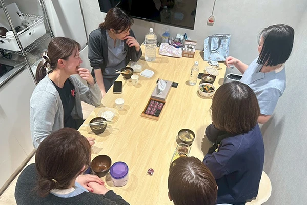 お昼はスープやお味噌汁をキッチンで作ってみんなでいただきます！