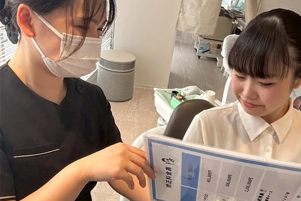 患者様に料金のご説明をしています