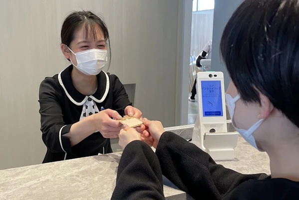 診察券を受け取る様子です