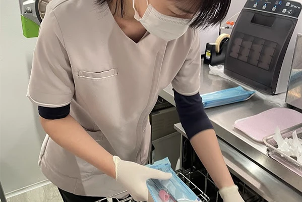 診療器具を滅菌パックに詰めている様子です