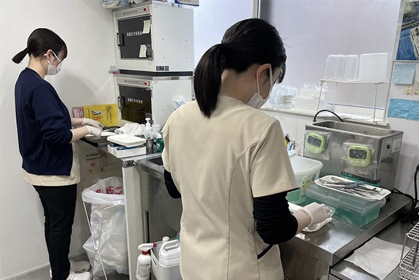 診療後の器具の片付けを行っています