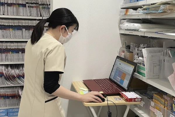 電話対応している様子です