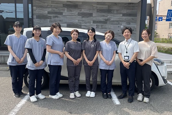 訪問チームで集合写真